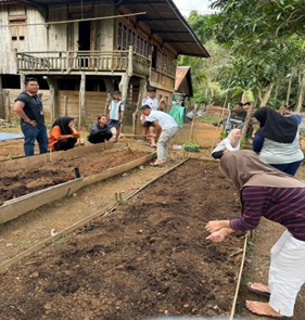Karang taruna yang mengikuti kegiatan menanam di kebun dapur (Arsen Pettrick/ICRAF Indonesia)